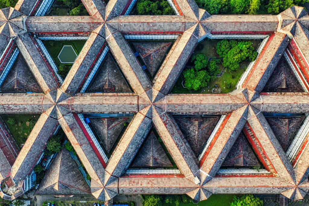 Choose the ideal roof for your timber frame by comparing composite shingles and coloured steel sheets. Get tips on durability, style, and cost to enhance your home's aesthetic appeal.